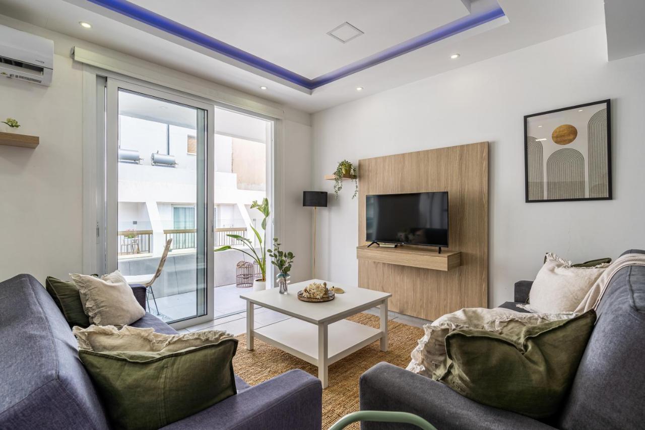 Beach Daze 1-Br Apt By Finikoudes Beach ลาร์นาคา ภายนอก รูปภาพ
