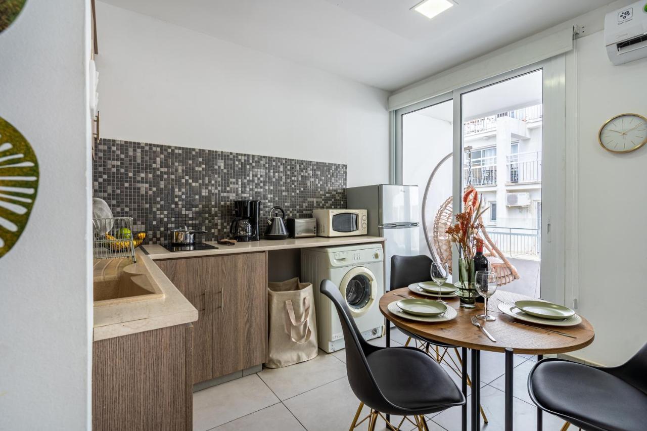 Beach Daze 1-Br Apt By Finikoudes Beach ลาร์นาคา ภายนอก รูปภาพ