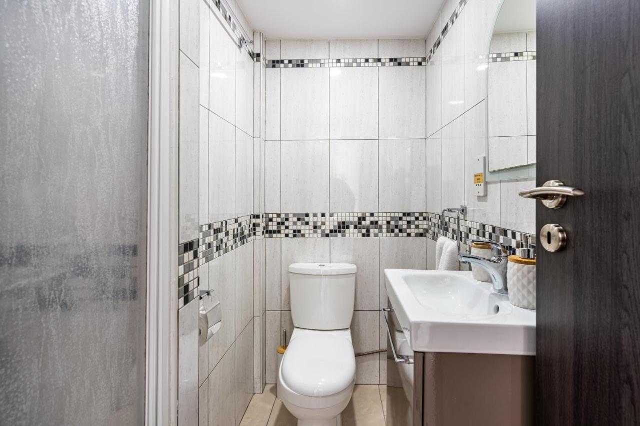 Beach Daze 1-Br Apt By Finikoudes Beach ลาร์นาคา ภายนอก รูปภาพ